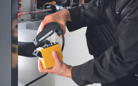 Konserwacja kompresora śrubowego - spust kondensatu.