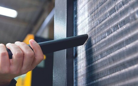 Konserwacja kompresora śrubowego - czyszczenie chłodnicy.