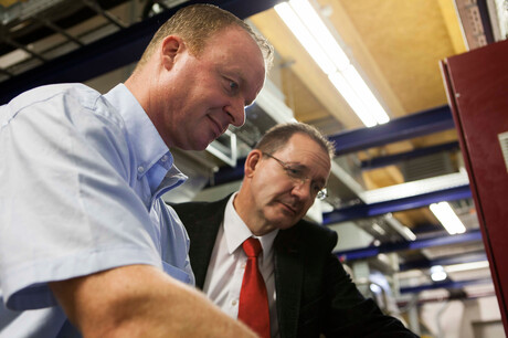 Inżynier KAESER KOMPRESSOREN, Hages, oraz pracownik ZF Friedrichhafen, Baumgarten, podczas rozmowy