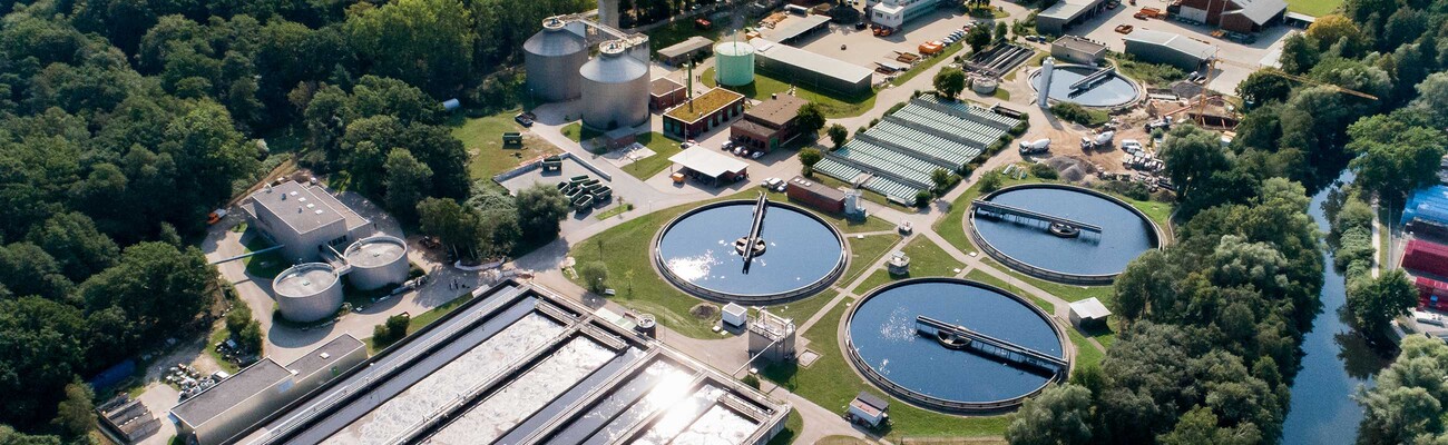 Zbiorniki sedymentacyjne oczyszczalni ścieków w Lüneburg.