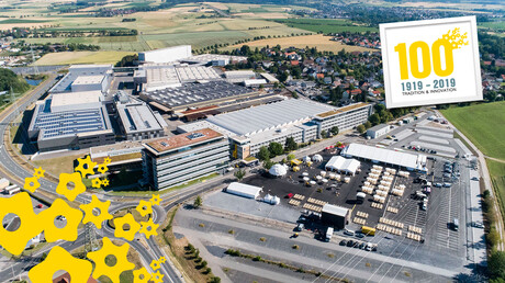 Dzień otwarty połączony ze zwiedzaniem przedsiębiorstwa oraz impreza dla pracowników w zakładzie KAESER KOMPRESSOREN w Coburgu z okazji setnej rocznicy powstania firmy.