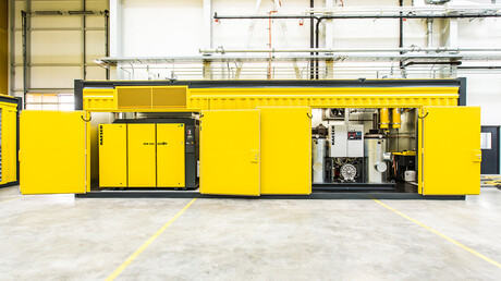 Widok instalacji kontenerowej sprężonego powietrza ze sprężarkami śrubowymi KAESER KOMPRESSOREN